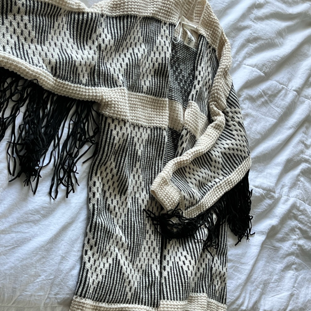 Waist length sweater with fringe